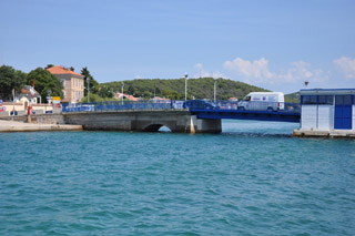 http://pehor.com/zf3/_files/obrazky/Croatia_MonteNegro/06TisnoBridgeToMurter.JPG