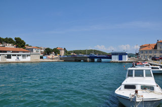 http://pehor.com/zf3/_files/obrazky/Croatia_MonteNegro/07TisnoBridgeToMurter.JPG